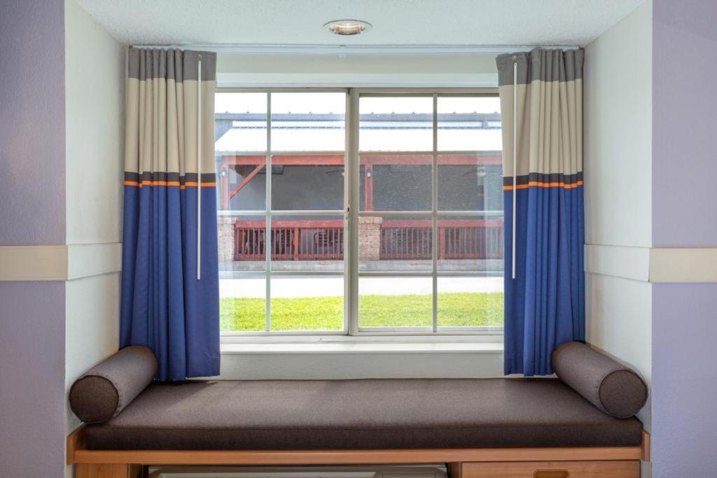 Microtel Inn & Suites By Wyndham Lillington/Campbell University Exterior foto